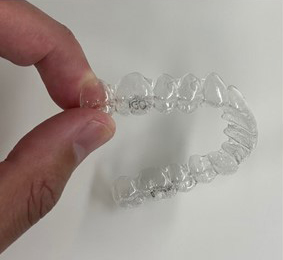 目立ちにくいマウスピース矯正 透明だから、矯正中も自然な笑顔で